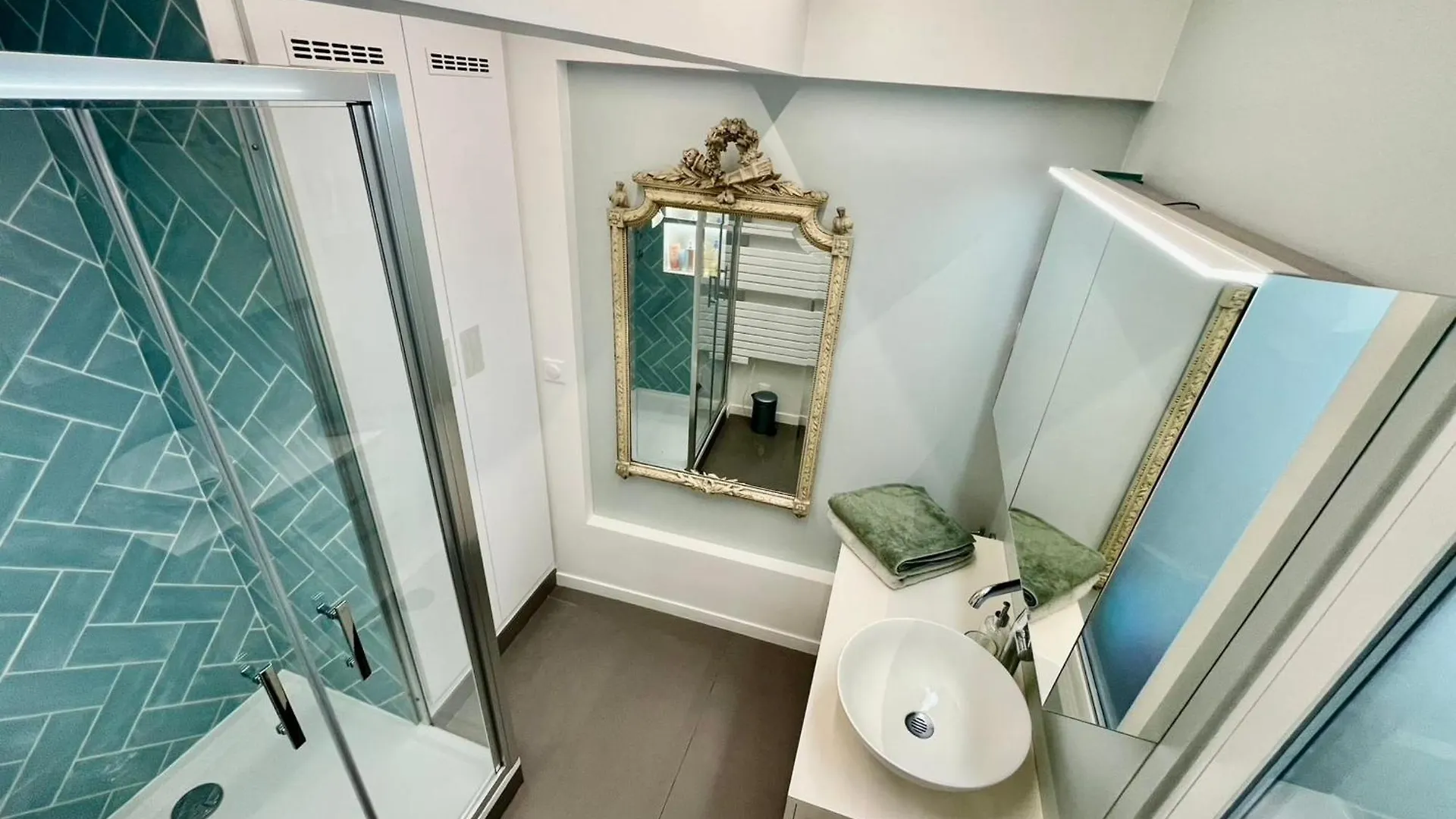 Apartment For 2 With Balcony In Paris France