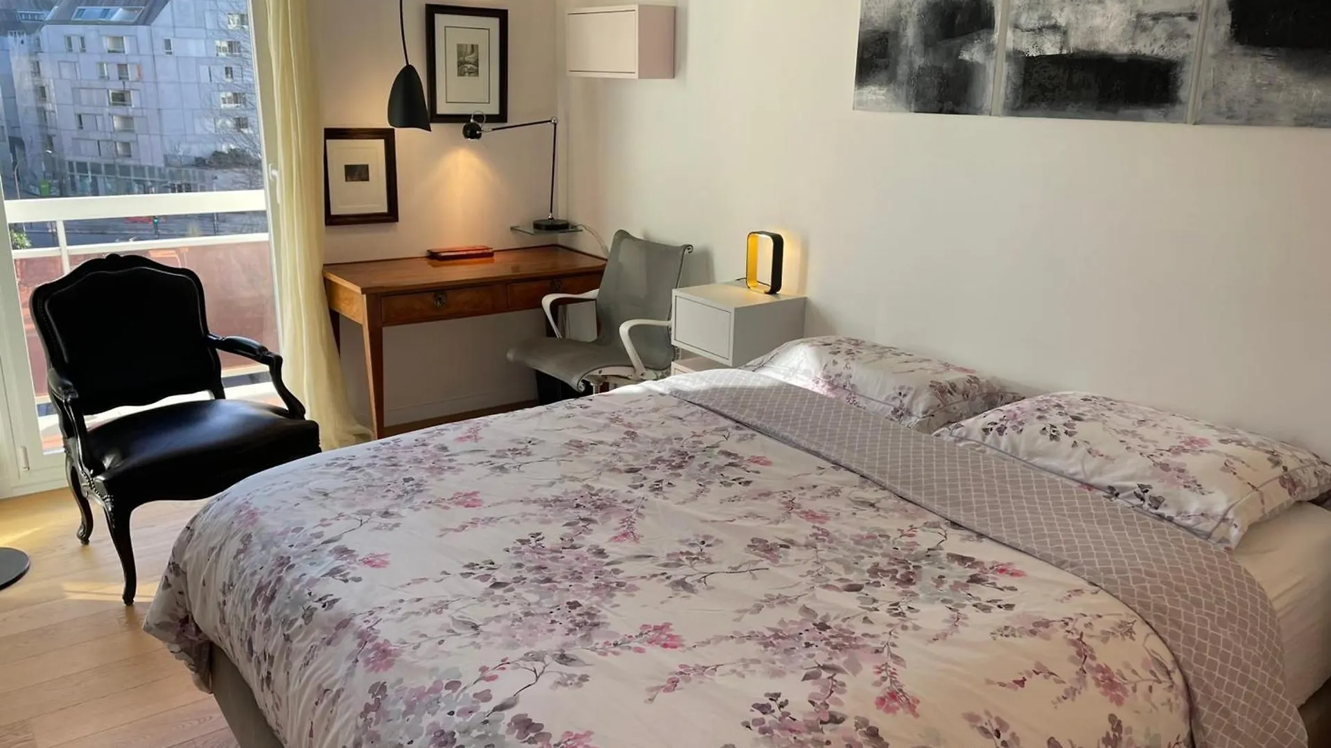 Apartment For 2 With Balcony In Paris